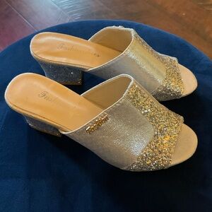 Fashionshoes NWOT size 35 silver and silver sequined heeled sandals